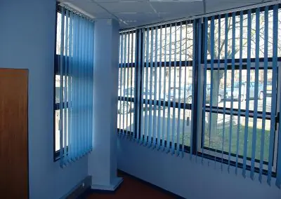 Stores à bandes verticales à Lempdes