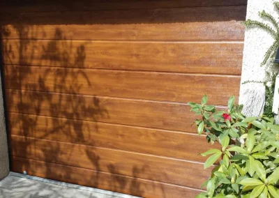 Porte de garage en bois posée par Matussière
