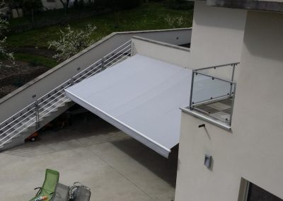 Store banne monobloc à côté d'un escalier