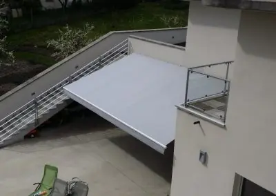 Store banne monobloc à côté d'un escalier