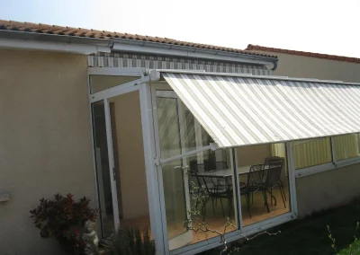 Maison avec store bannette à projection