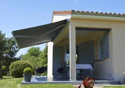 Store semi-coffre pour pavillon à Thiers