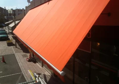 Grande toile de store à Cournon pour un pro