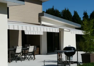 Toile de store multiple coloris posé sur une terrasse