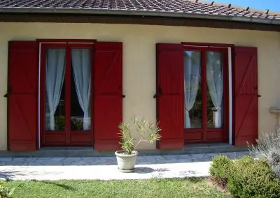 Volet battant ouvert sur maison