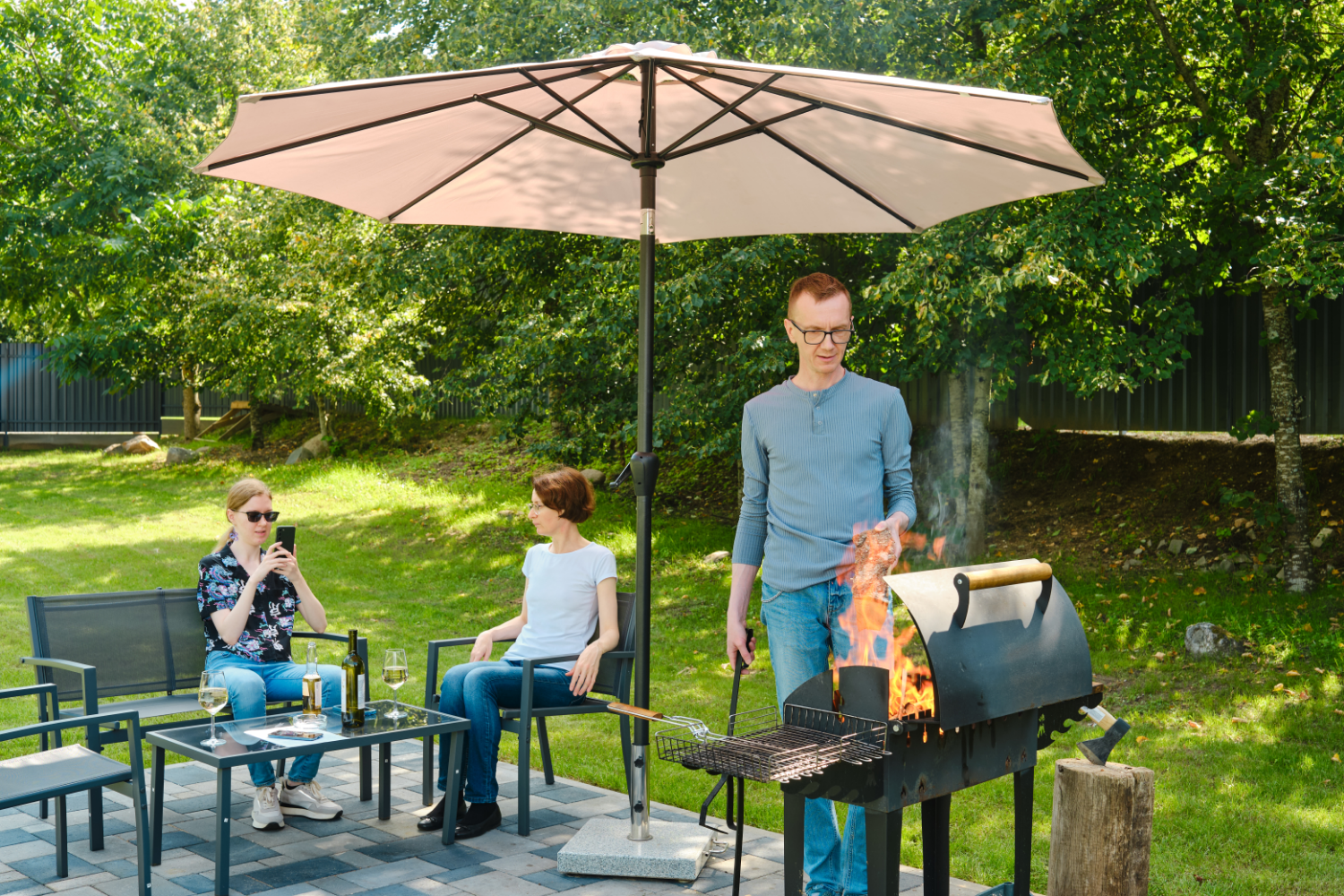 Avantages et limites du parasol à pied central