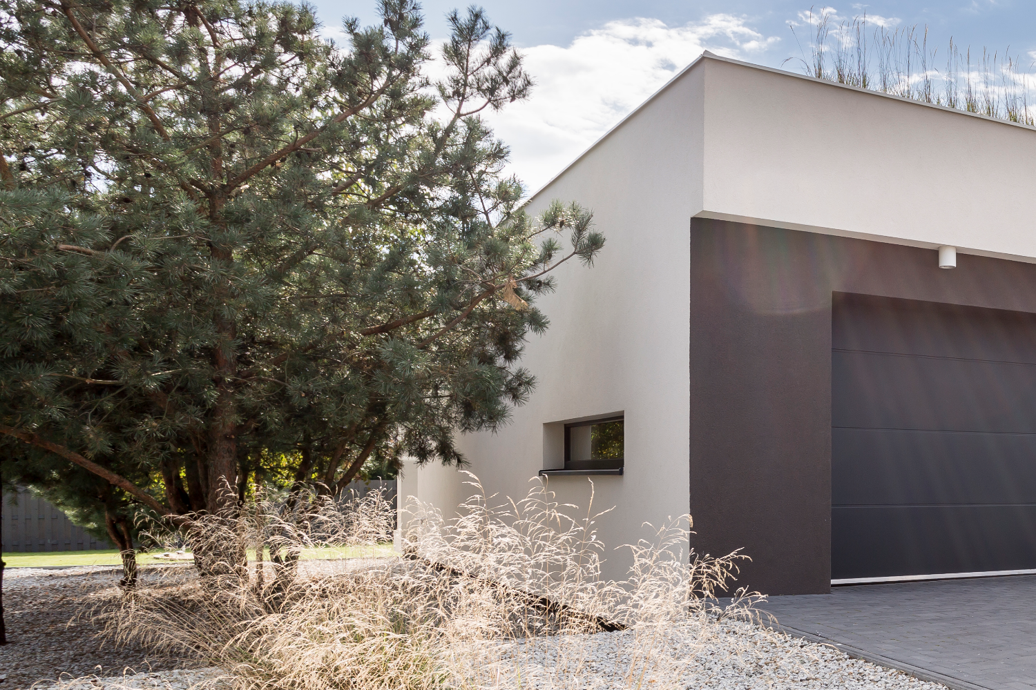 Porte de garage aluminium : tendances minimalistes 2025