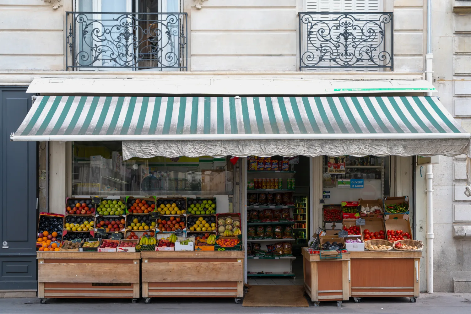 Reconnaître l’usure d’un store banne : signes à surveiller Reconnaître l’usure d’un store banne : signes à surveiller
