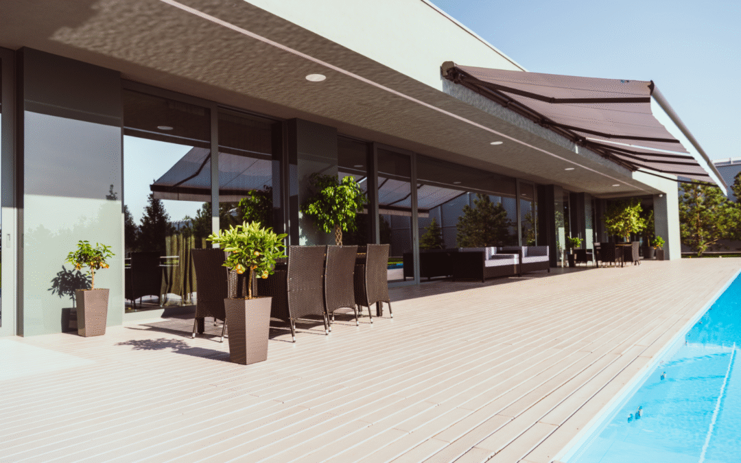 Rentoilage de store banne : Quand et pourquoi remplacer la toile de votre store banne ?