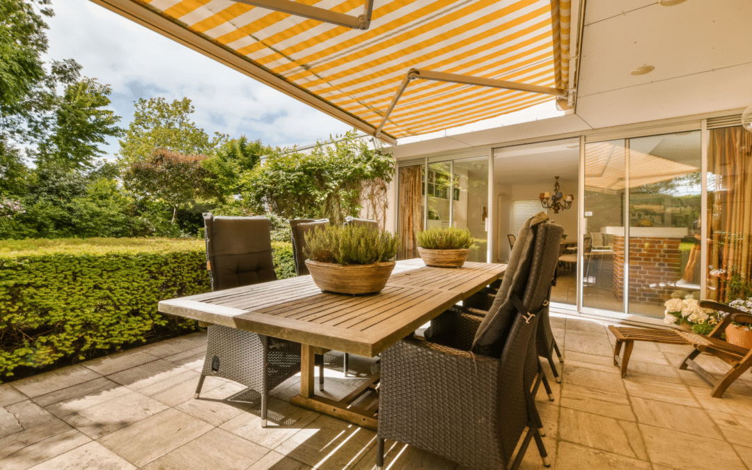 Store banne coffre intégral motorisé : Le confort intelligent pour votre terrasse