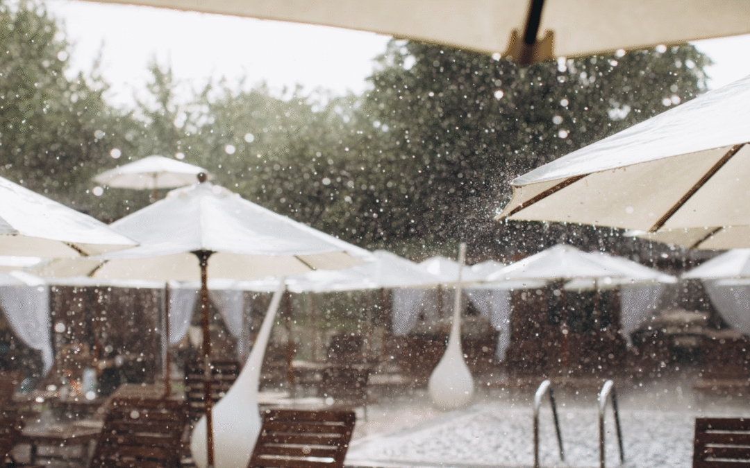 5 erreurs à éviter lorsqu’on veut protéger sa terrasse du vent et de la pluie
