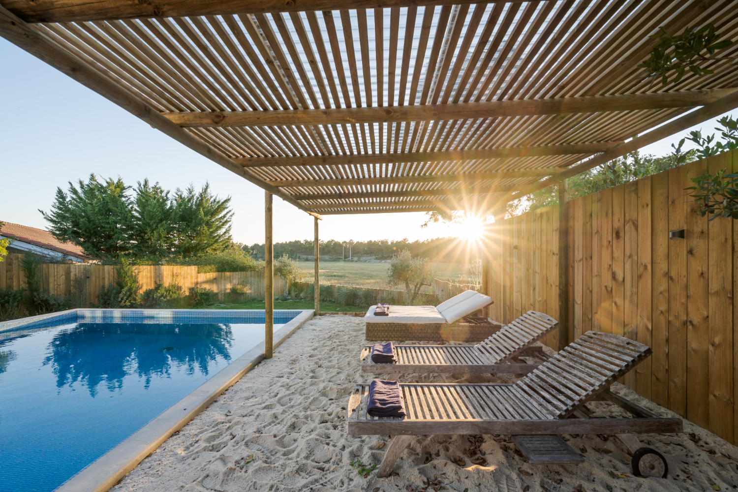 Store banne ou pergola bioclimatique pour terrasse