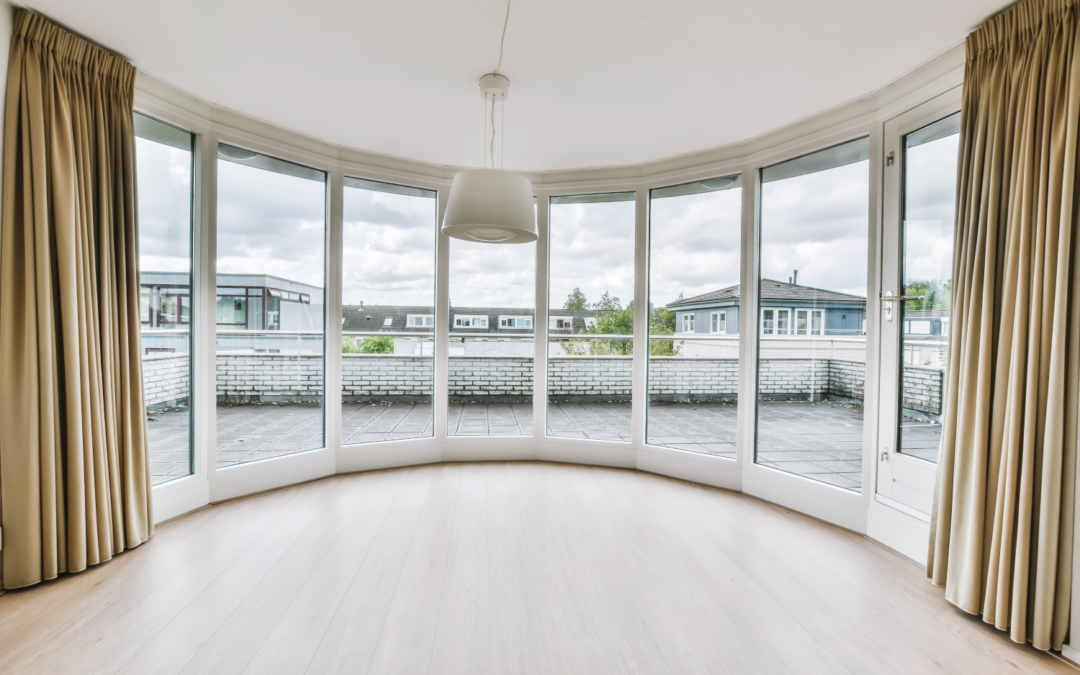 Baie vitrée et vis-à-vis : le guide ultime pour rester chez soi sans s’enfermer