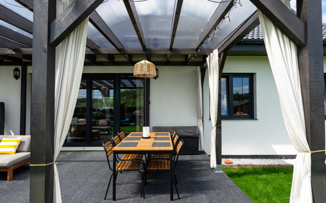 Profiter de sa pergola dès le mois de mars : les options indispensables pour les soirées encore fraîches