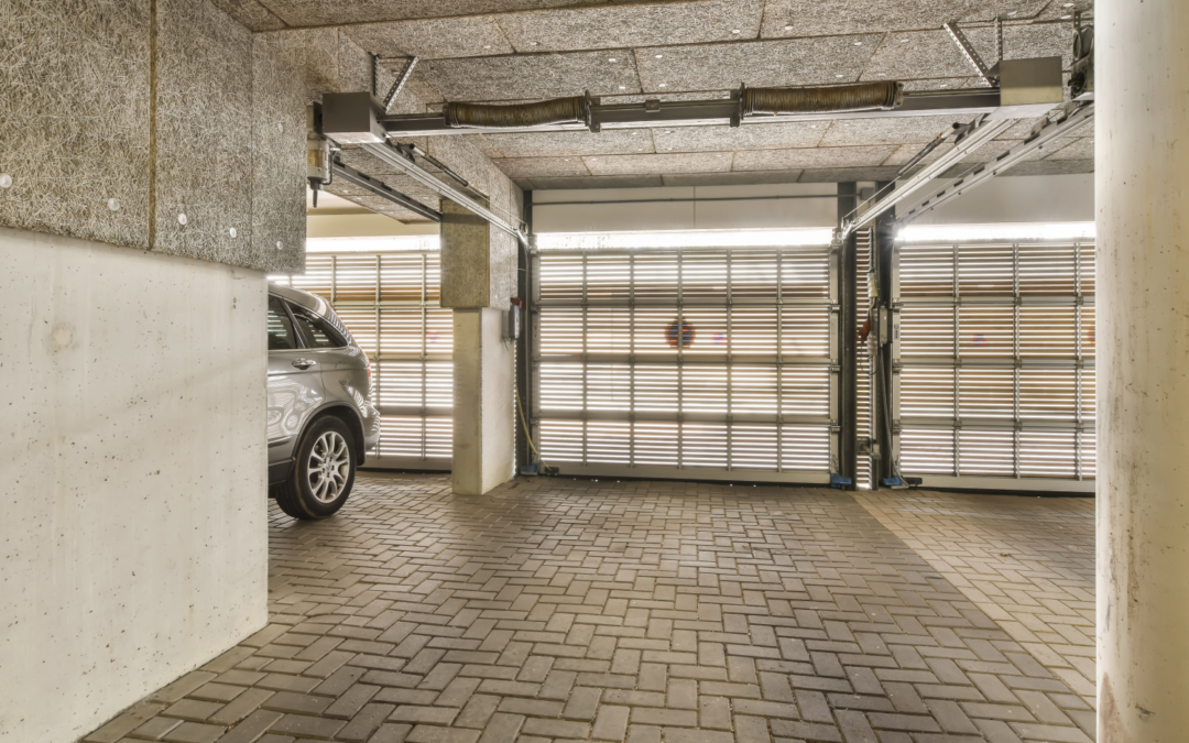 Porte de garage : Sectionnelle ou Enroulable ? Le comparatif technique pour libérer de l'espace et ranger vélos & tondeuses