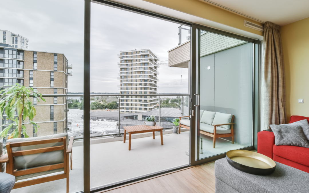 Baies coulissantes en aluminium : et si ce printemps, votre salon s'ouvrait enfin sur la terrasse ?