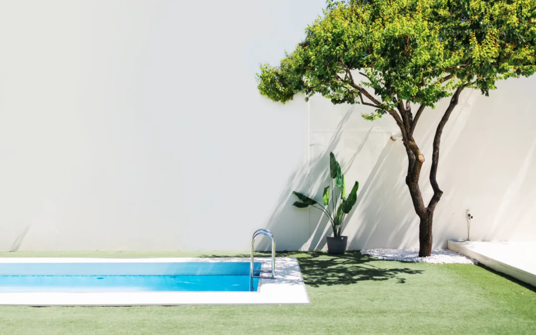 Ombrager sa piscine ou son jardin sans mur : pourquoi le store double pente sur pied est LA solution en Auvergne