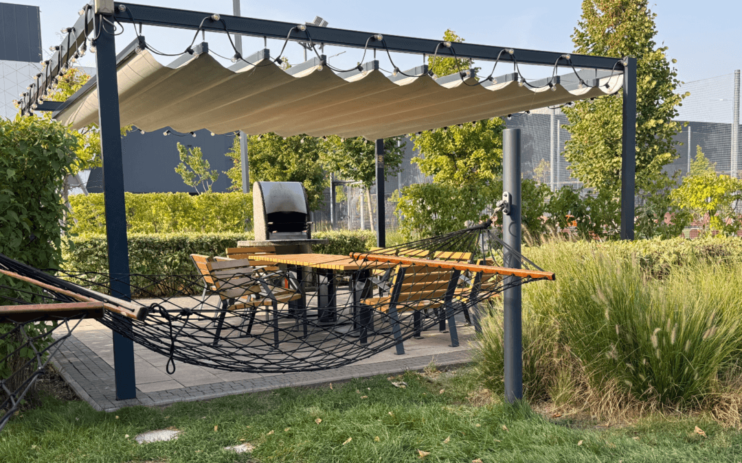 La pergola à toile rétractable : le guide complet pour un extérieur élégant et modulable sur mesure