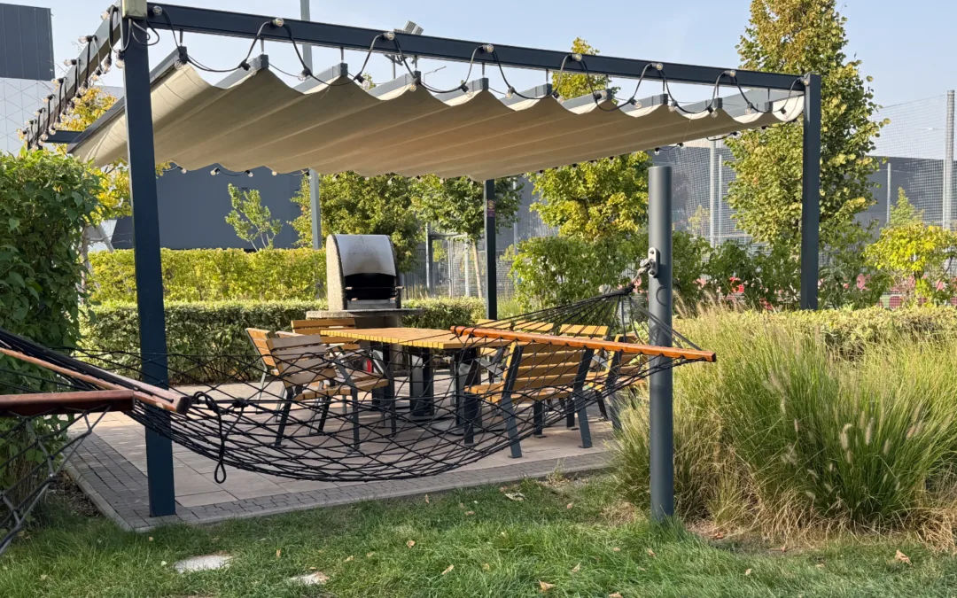 La pergola à toile rétractable : le guide complet pour un extérieur élégant et modulable sur mesure