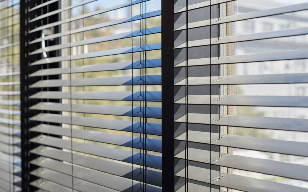 Installer un brise-soleil orientable sur une baie vitrée existante : faisabilité, méthode et budget