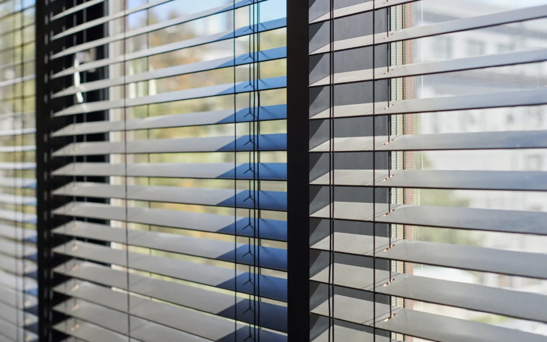 Installer un brise-soleil orientable sur une baie vitrée existante : faisabilité, méthode et budget