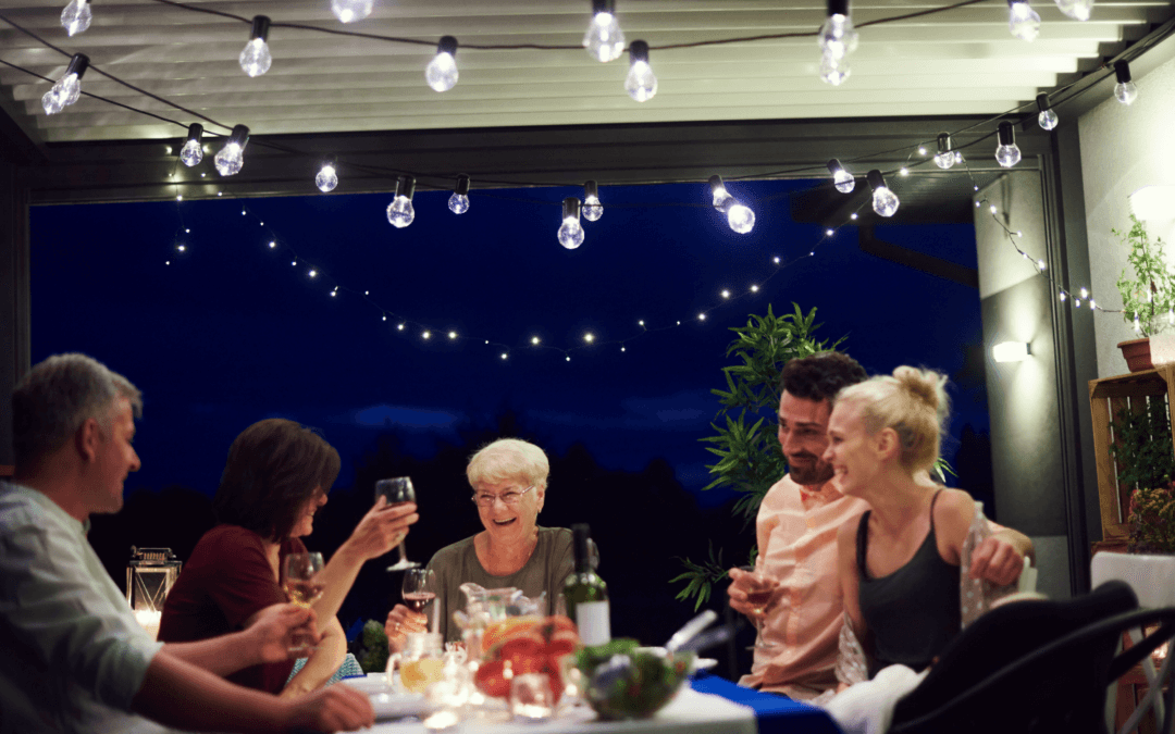 Prolonger les soirées d'été : pourquoi l'éclairage LED intégré transforme votre pergola (et votre store banne)
