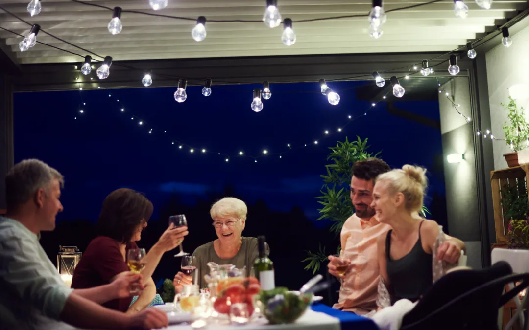Prolonger les soirées d'été : pourquoi l'éclairage LED intégré transforme votre pergola (et votre store banne)