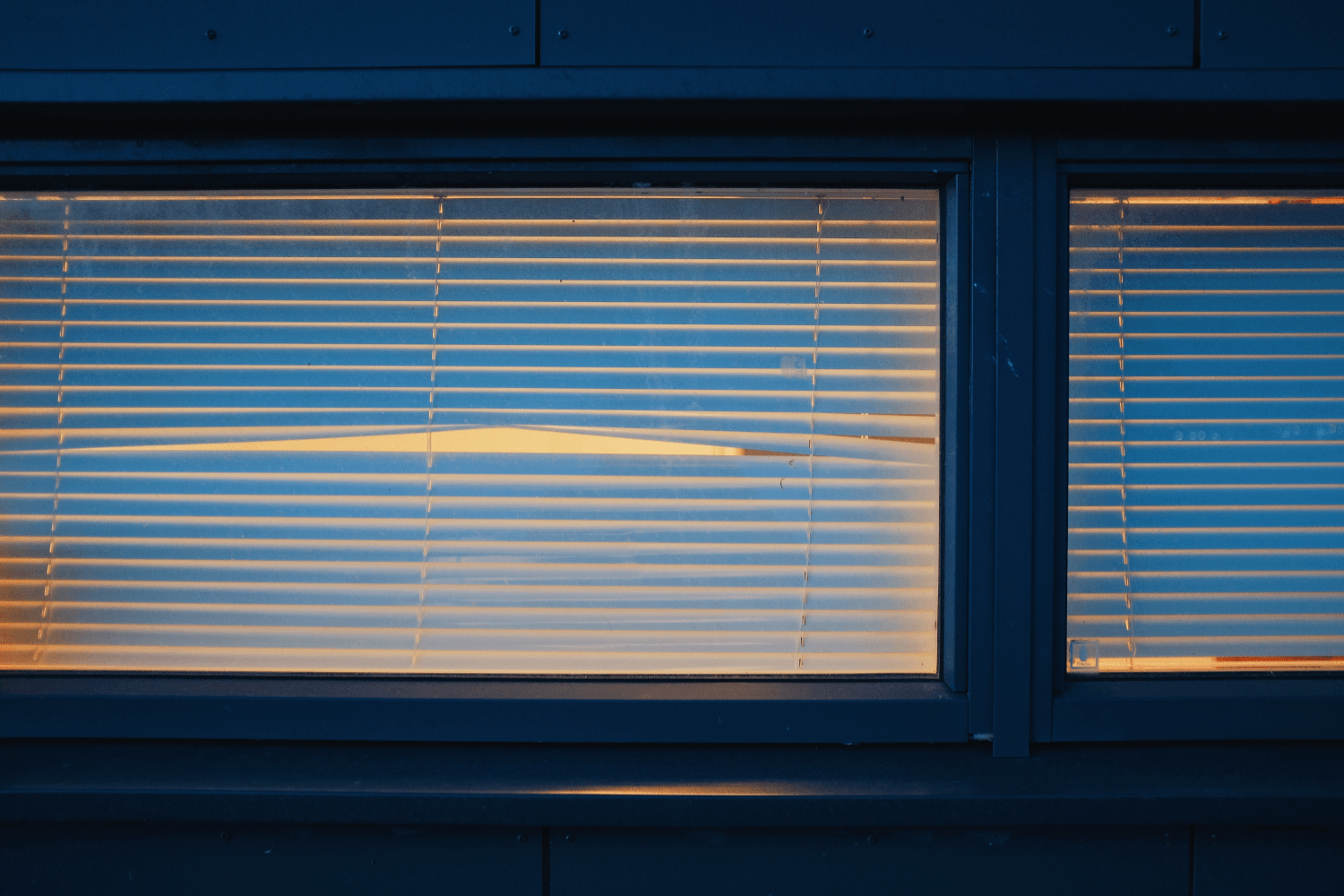 Tester votre store contre le vis-à-vis le soir Tester votre store contre le vis-à-vis le soir